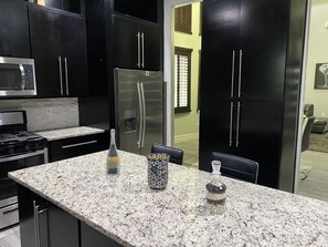 Private kitchen - Spacious Modern Home w/ Garage Man Cave!! (El Paso)