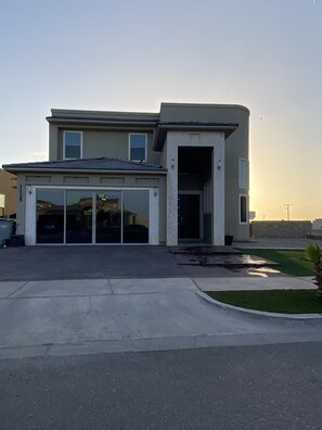 Exterior - Spacious Modern Home w/ Garage Man Cave!! (El Paso)