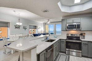 Frigorifero, microonde, forno, piano cottura