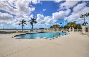 Piscine extérieure, piscine chauffée