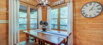 RIVERFRONT+ NEW Hot Tub + Apple Orchards + Close to Wineries + Downtown