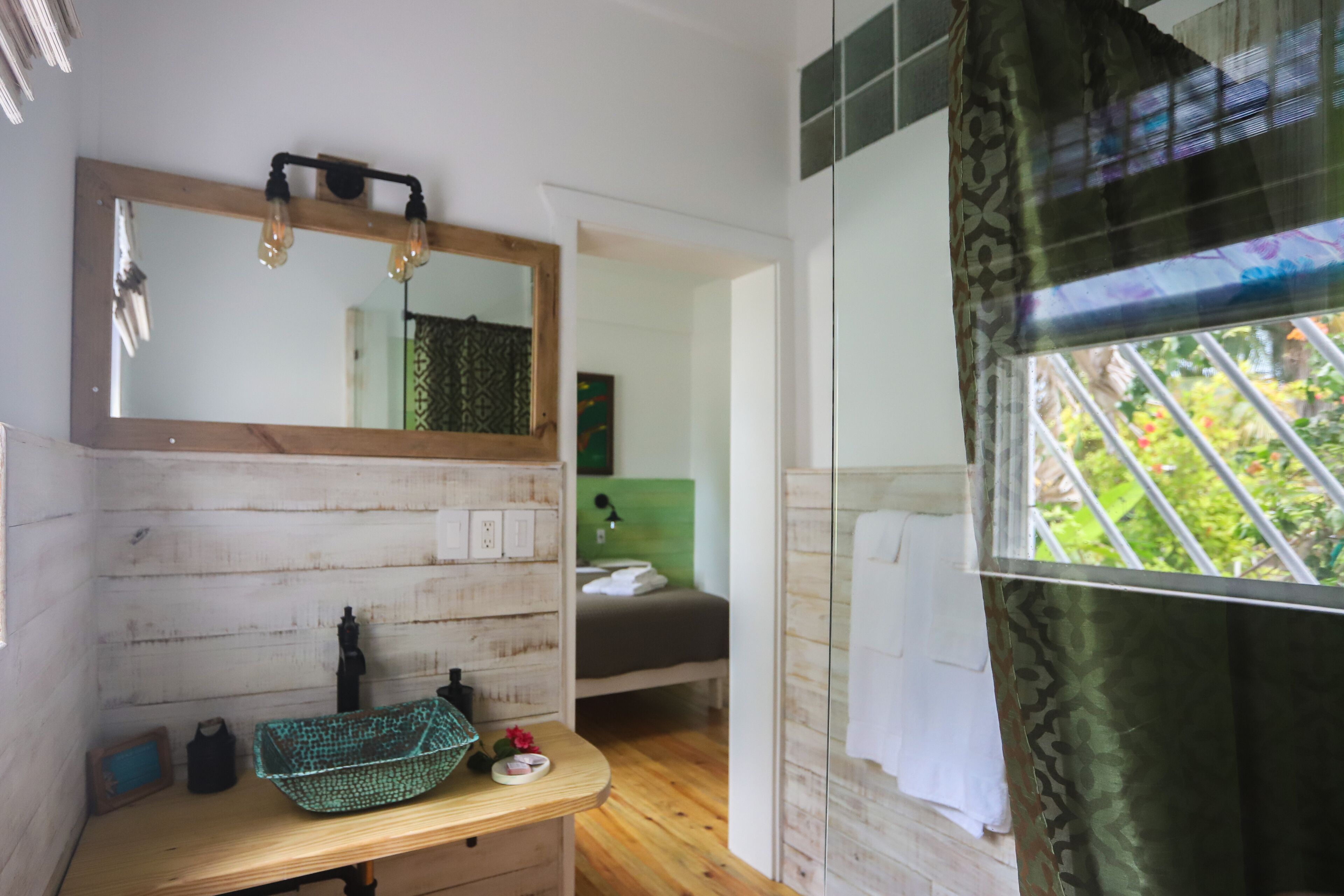 glover, double room, courtyard view | bathroom | shower, rainfall showerhead, designer toiletries, hair dryer