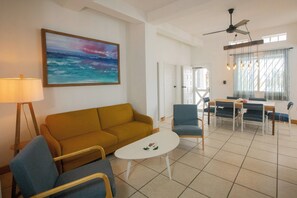 Deluxe appartement | Woonruimte | Een 50-inch smart-tv met digitale zenders en televisie