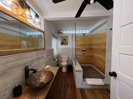 Blue Hole, Deluxe Apartment | Baño | Ducha y cabezal de ducha tipo lluvia
