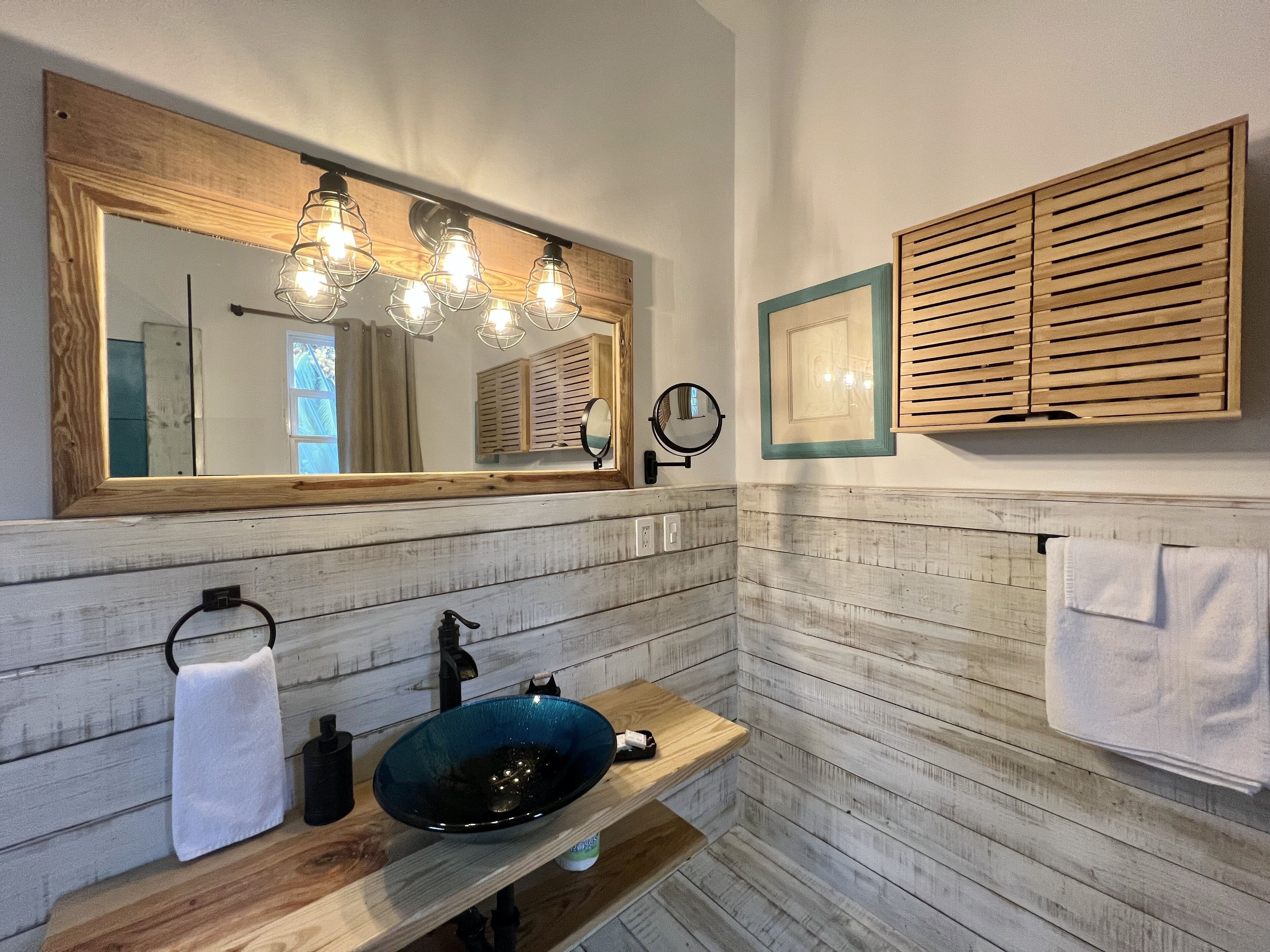 blue hole, deluxe apartment | bathroom | shower, rainfall showerhead, designer toiletries, hair dryer