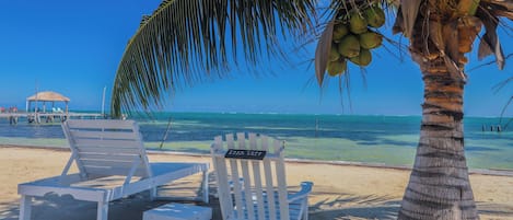 Playa privada, arena blanca, sillas reclinables de playa