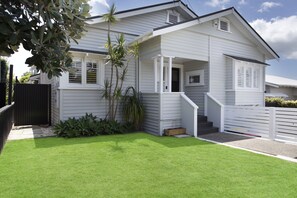 Vista frontal de la propiedad