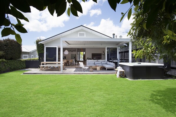 Tina de hidromasaje al aire libre