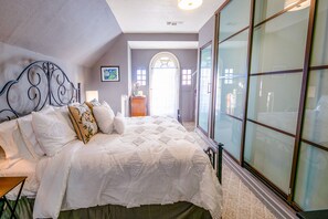 Romantic Room, 1 King Bed, Lake View | Premium bedding, free WiFi, bed sheets - Blue Heron Bed and Breakfast (Granbury)