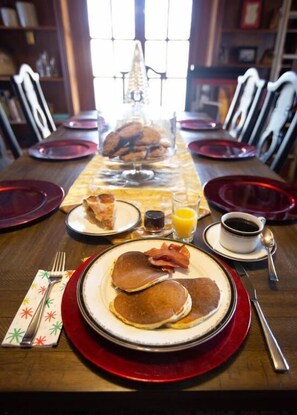 Free daily full breakfast - Blue Heron Bed and Breakfast (Granbury)