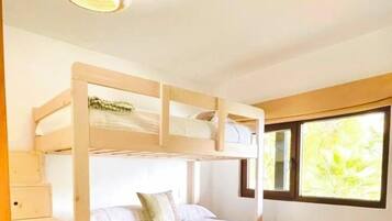 4 bedrooms, iron/ironing board, travel crib, free WiFi