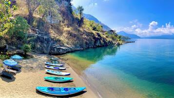 靠近海滩、沙滩椅、沙滩毛巾