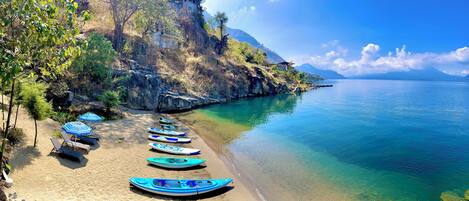 بالقرب من الشاطئ، كراسي للتشمس، مناشف للشاطئ