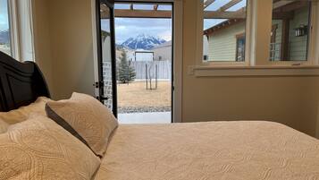3 bedrooms, desk, iron/ironing board, free WiFi