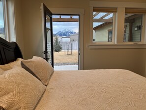 3 bedrooms, desk, iron/ironing board, free WiFi