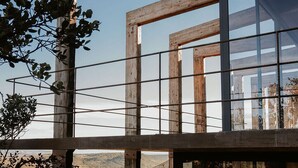 A modern building with a wooden framework and large glass windows. - Vineyard Desert House -CuatroCuatros-CasaUno (Ensenada)