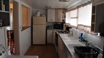 Een koelkast, een microgolfoven, een oven, een kookplaat