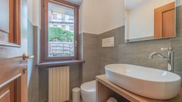 Dusche, Haartrockner, Bidet