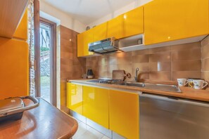 Fridge, microwave, cookware/dishes/utensils - CASA JULIE - Cozy retreat in a quiet location (Courmayeur)