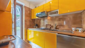 Microondas y utensilios de cocina