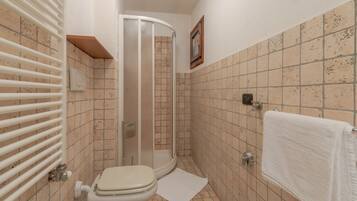 Chuveiro, secador de cabelo, bidê