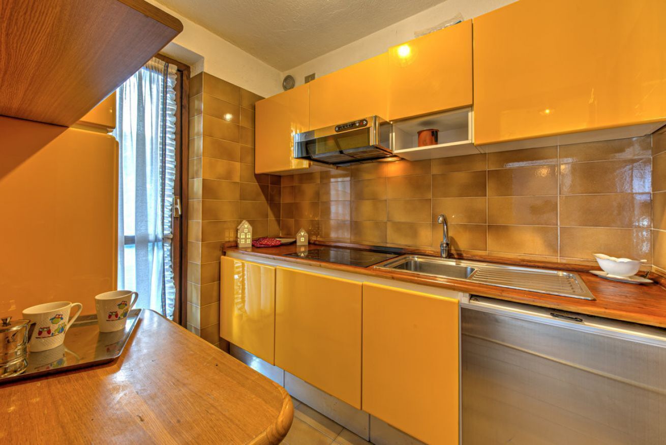 Een koelkast, een microgolfoven, kookgerei, borden en bestek