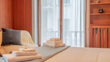 2 habitaciones y tabla de planchar con plancha