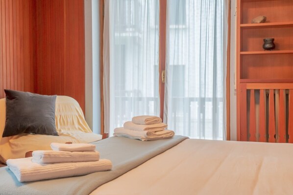 2 Schlafzimmer, Bügeleisen/Bügelbrett