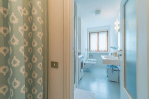 Dutxa, assecador de cabells i bidet 