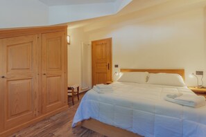 3 habitaciones, tabla de planchar con plancha, wifi y ropa de cama 