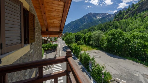 Ein Balkon mit Blick auf eine Berglandschaft.