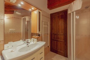 Dusj, hårføner og bidé