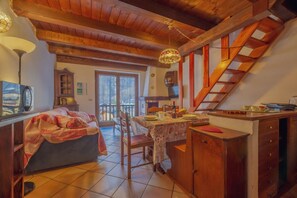Fireplace - Apartment Adèle- Wifi - Garage and beautiful view. (La Thuile)
