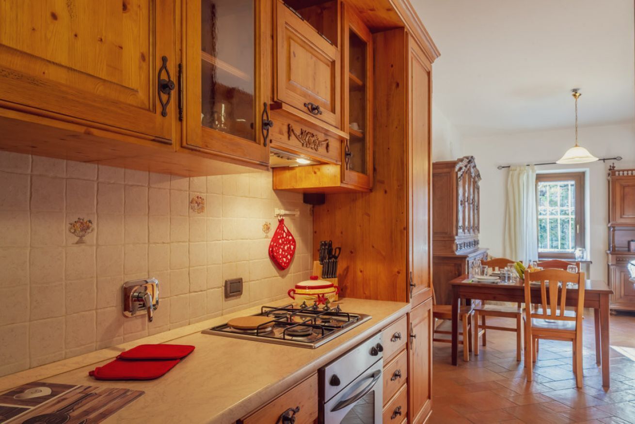 Een koelkast, een oven, een kookplaat, een vaatwasser