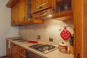 Frigorifero, forno, piano cottura, lavastoviglie