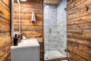 Baignoire, séchoir à cheveux