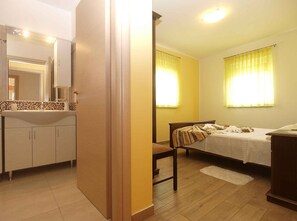 2 bedrooms, iron/ironing board, travel cot, Internet