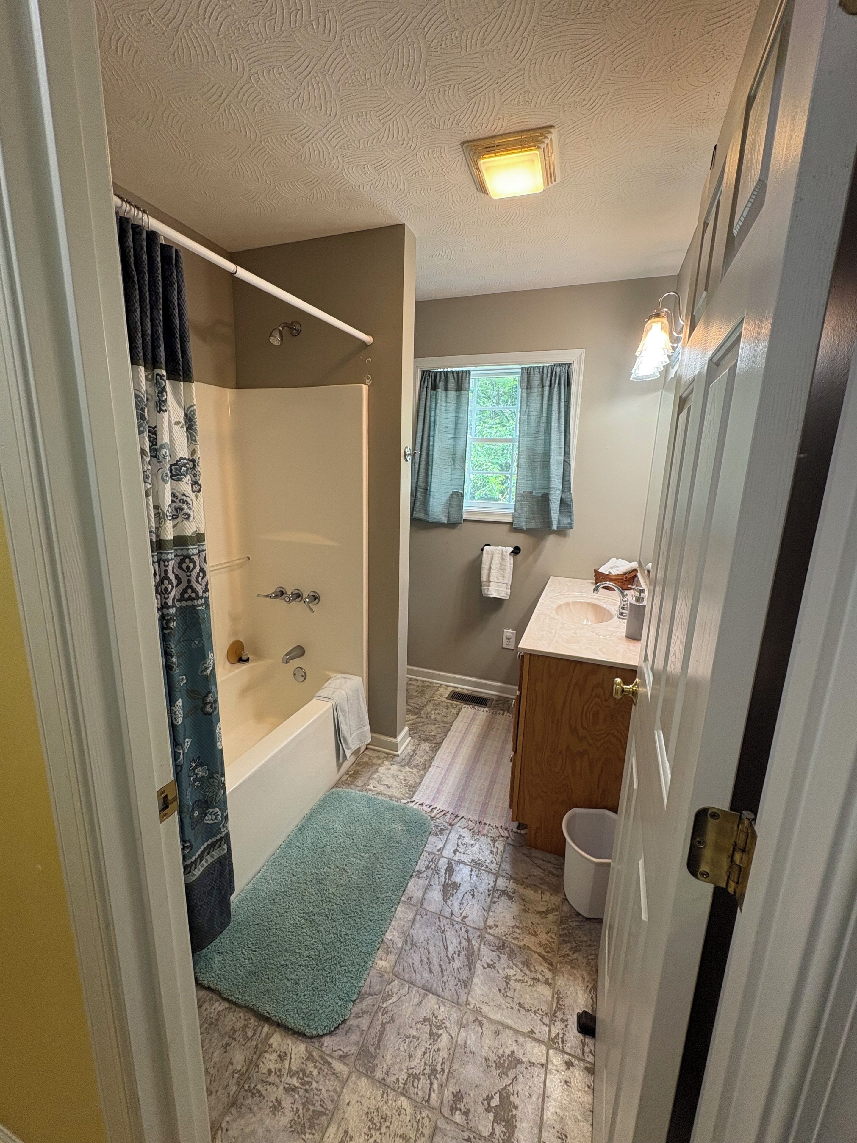 Combined shower/bathtub, jetted bath, hair dryer, towels