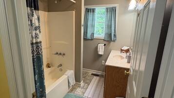 Combined shower/bathtub, jetted bath, hair dryer, towels