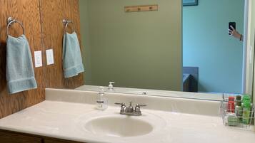 Duschwanne, Whirlpool, Haartrockner, Handtücher