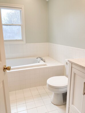 Combined shower/bathtub, jetted bath, hair dryer, towels