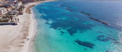 بالقرب من الشاطئ