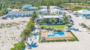 Un complexe hôtelier comprenant plusieurs bâtiments, une piscine et une plage.