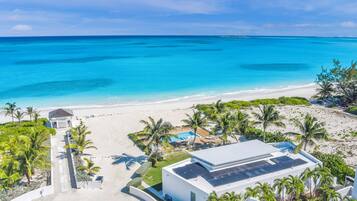 Plage, chaises longues, serviettes de plage