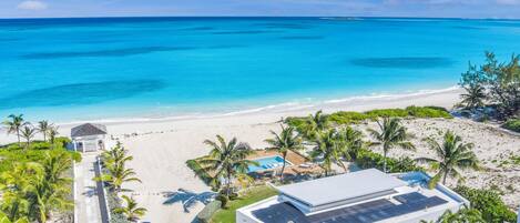 Rannalla, aurinkotuoleja, rantapyyhkeitä