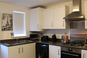 Lemari es, microwave, oven, dan kompor