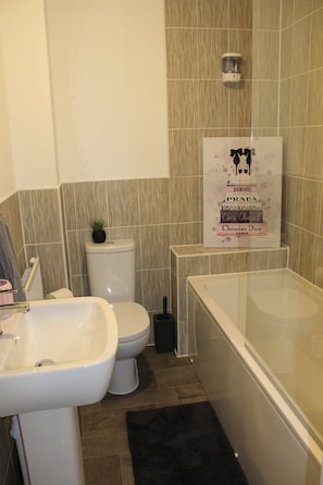House | Bathroom | Combined shower/bathtub, deep-soaking bathtub, towels