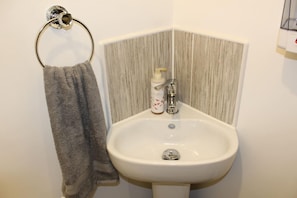 House | Bathroom | Combined shower/bathtub, deep-soaking bathtub, towels