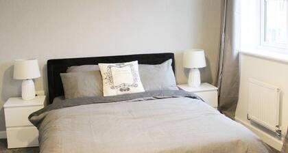 1-bed House - Sleeps 2 - Parking, Wifi