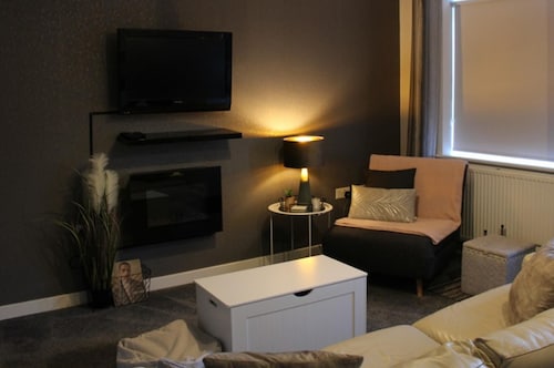 1-bed House - Sleeps 2 - Parking, Wifi